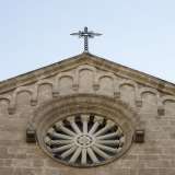 La terminazione dell'edificio, a cuspide, ha una cornice di coronamento, anch'essa ad archetti